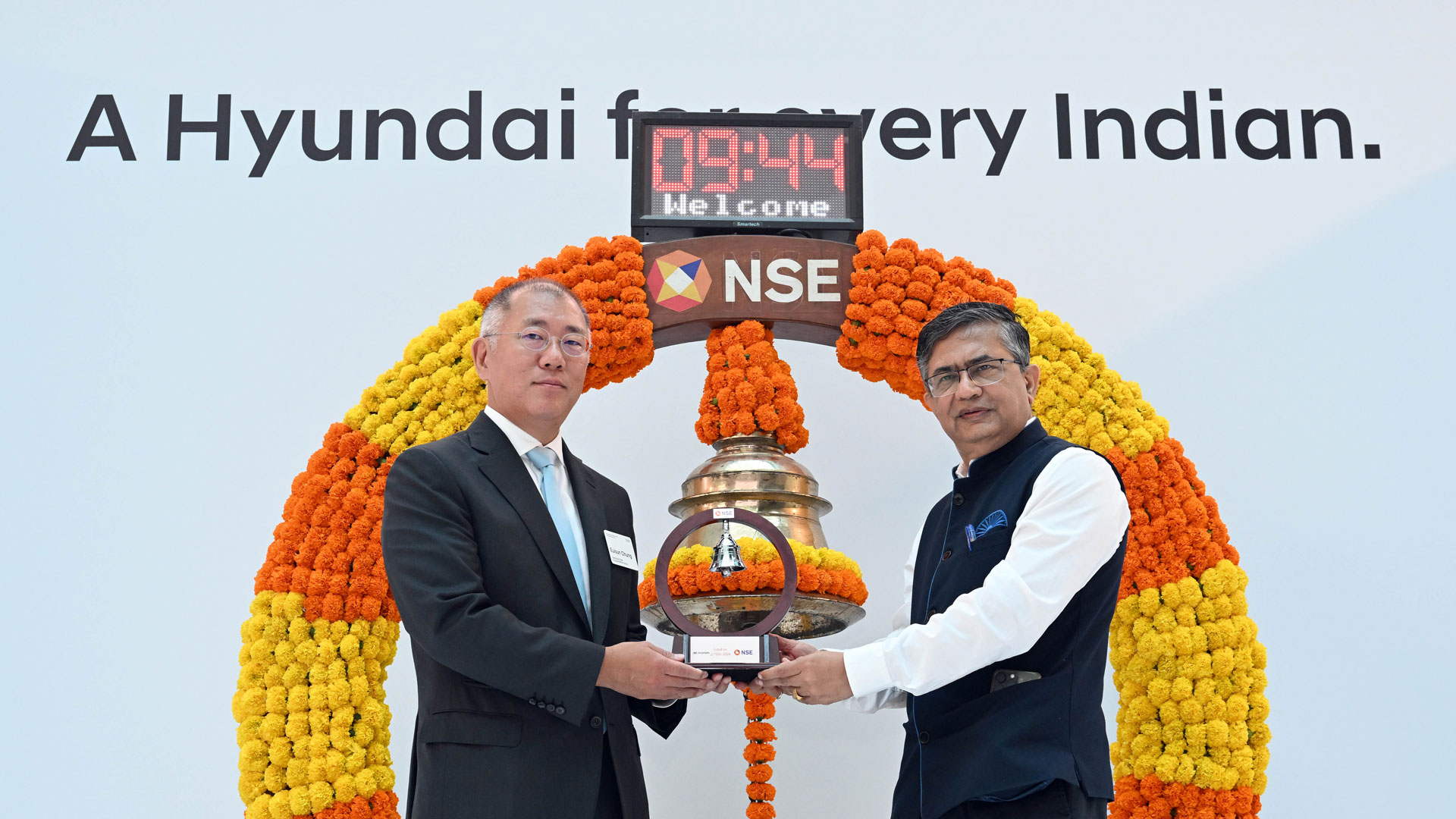 현대자동차그룹 정의선 회장(왼쪽)이 인도증권거래소(NSE) 아쉬쉬 차우한 최고운영자(CEO)로부터 기념품을 받는 모습.