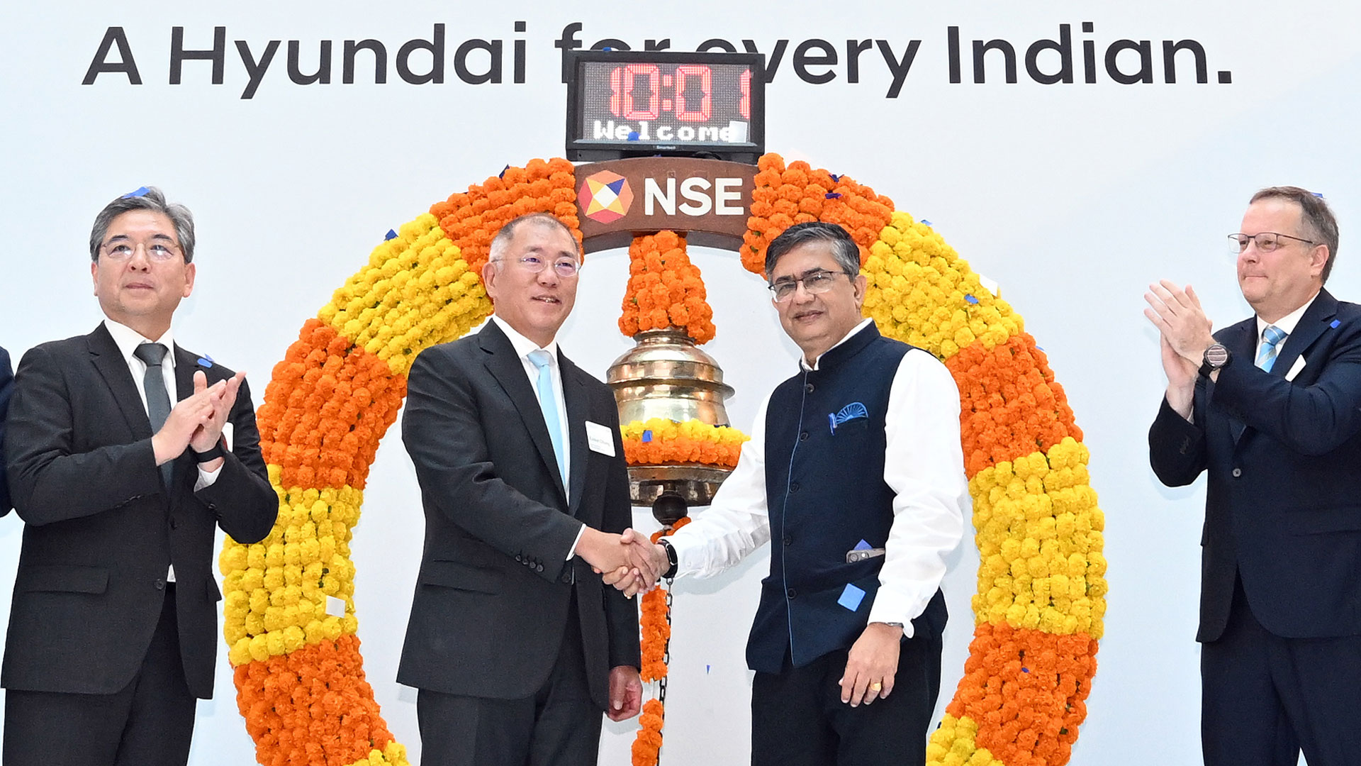 현대자동차그룹 정의선 회장(왼쪽)과 인도증권거래소(NSE) 아쉬쉬 차우한 최고운영자(CEO)가 악수하는 모습.