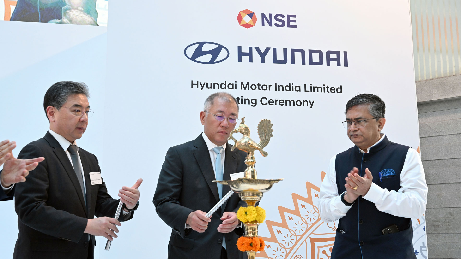 현대자동차그룹 정의선 회장(가운데) 등이 행사 시작을 의미하는 퍼포먼스로 램프 라이팅을 하고 있는 모습.