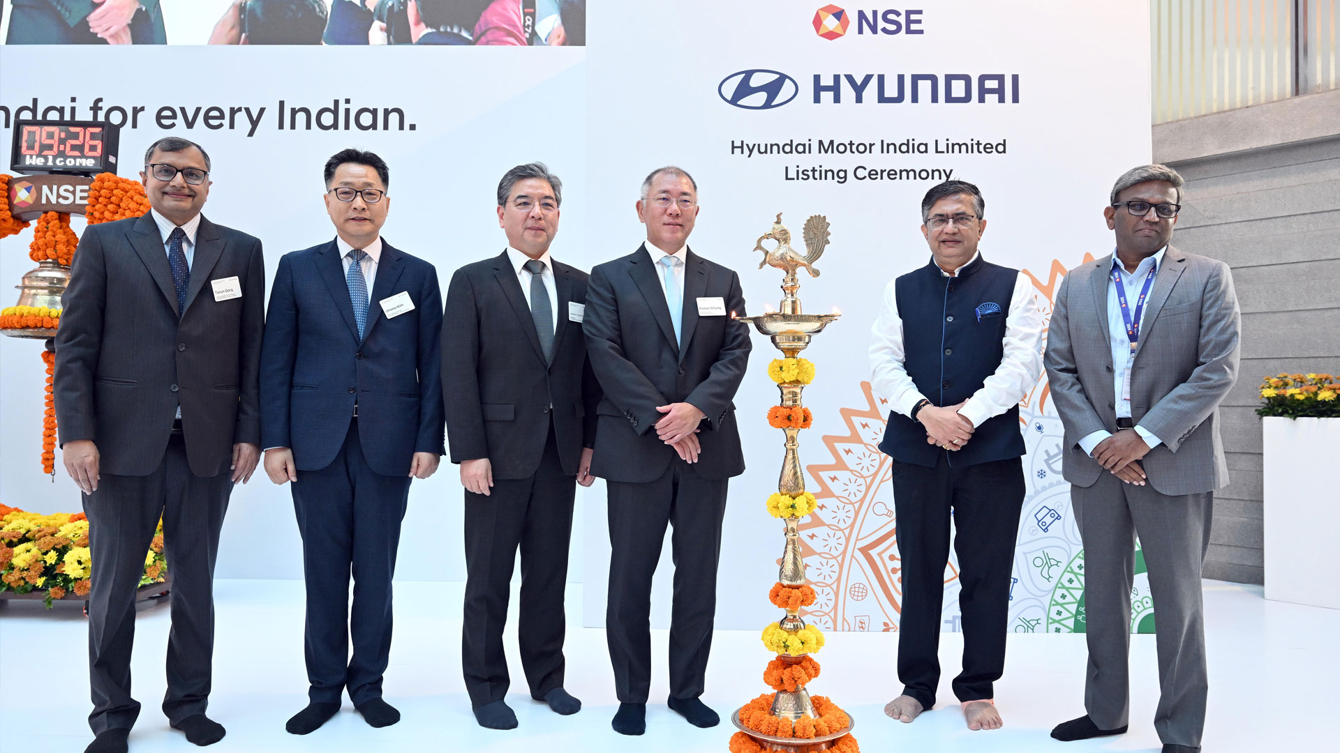 (왼쪽부터) 현대자동차 인도권역 타룬 가르그 최고운영책임자(COO), 인도아중동대권역 김언수 부사장, 장재훈 사장, 현대자동차그룹 정의선 회장, 인도증권거래소(NSE) 아쉬쉬 차우한 최고운영자(CEO) 등이 기념촬영을 하는 모습.