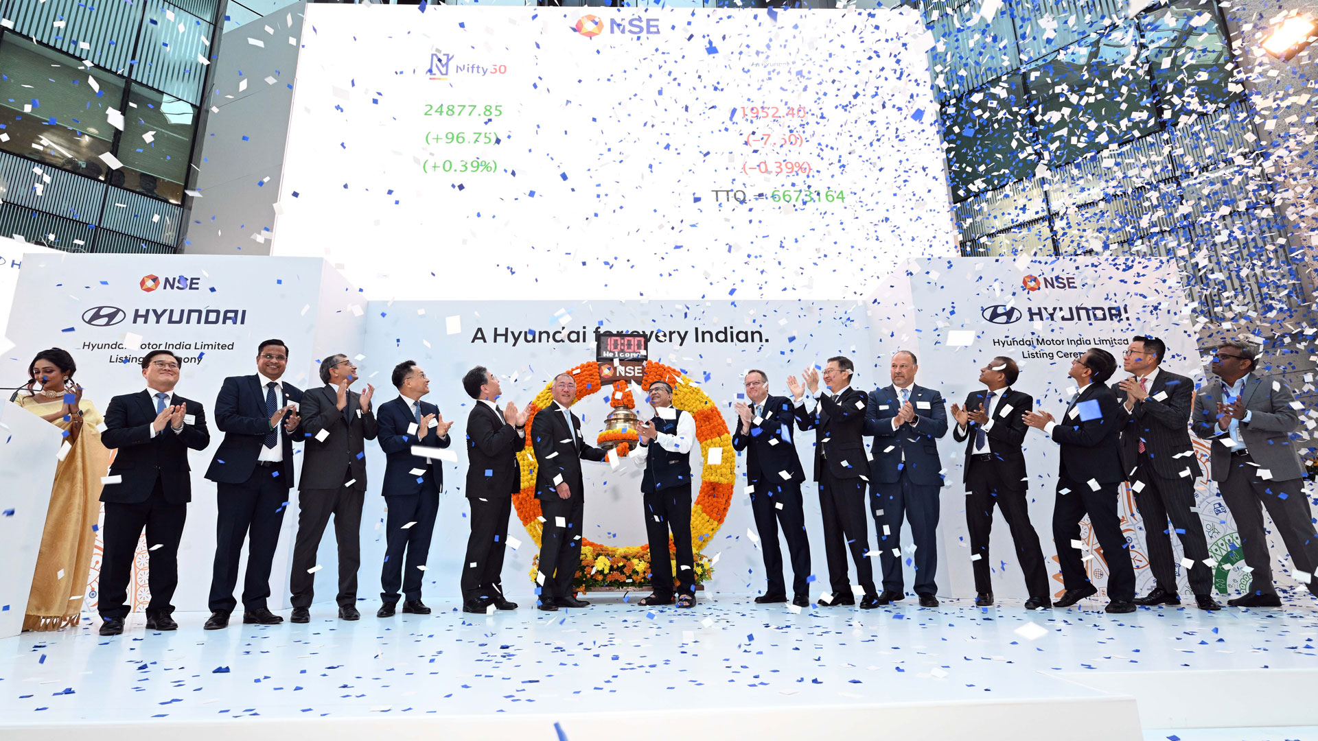 현대자동차그룹 정의선 회장(가운데 왼쪽)이 타종을 하는 모습.