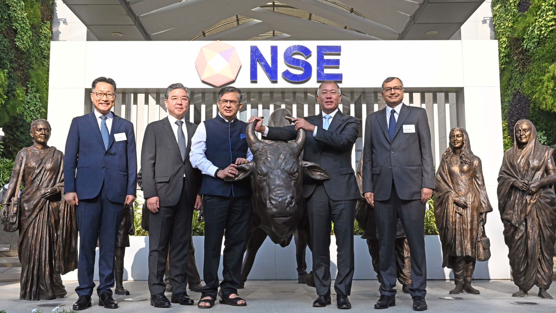 (왼쪽부터) 현대자동차 인도아중동대권역 김언수 부사장, 장재훈 사장, 인도증권거래소(NSE) 아쉬쉬 차우한 최고운영자(CEO), 현대자동차그룹 정의선 회장, 현대자동차 인도권역 타룬 가르그 최고운영책임자(COO)가 기념촬영을 하는 모습