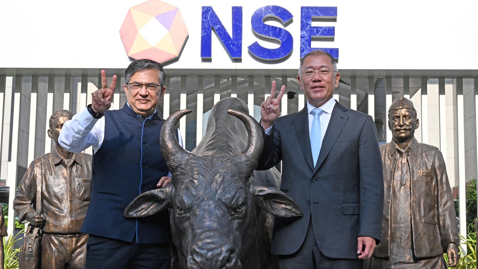 현대자동차그룹 정의선 회장(오른쪽)과 인도증권거래소(NSE) 아쉬쉬 차우한 최고운영자(CEO)가 기념촬영을 하는 모습.