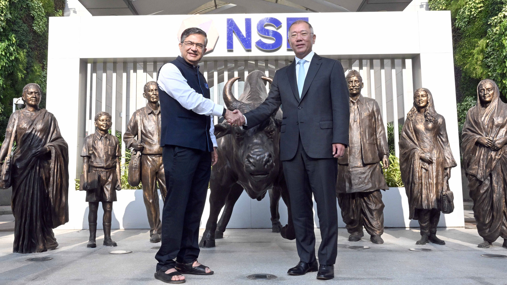 현대자동차그룹 정의선 회장(오른쪽)과 인도증권거래소(NSE) 아쉬쉬 차우한 최고운영자(CEO)가 기념촬영을 하는 모습.