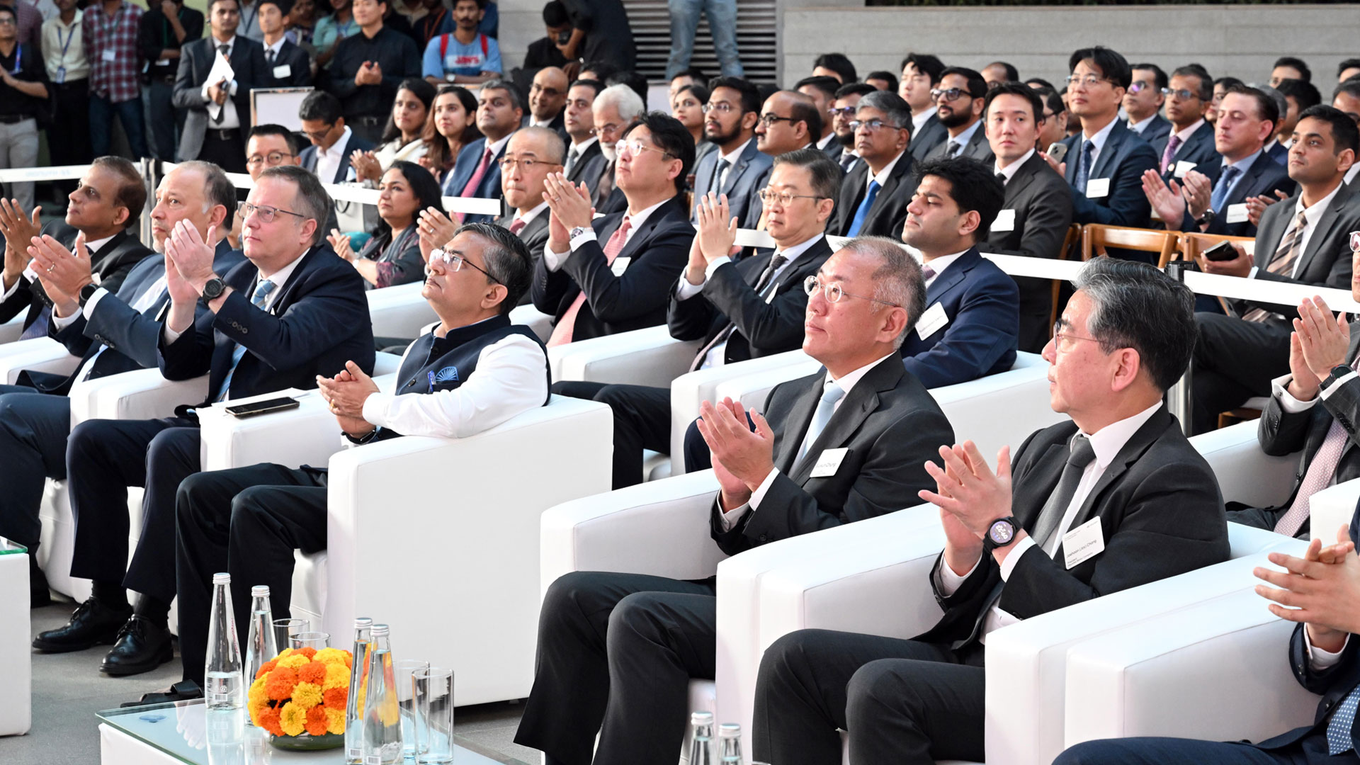 현대자동차그룹 정의선 회장(앞줄 오른쪽에서 두 번째) 등이 박수 치는 모습.