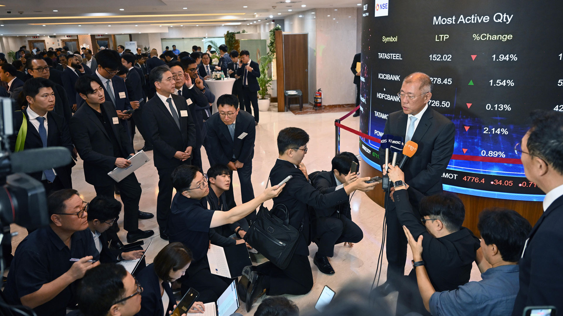 현대자동차그룹 정의선 회장이 인터뷰하는 모습.