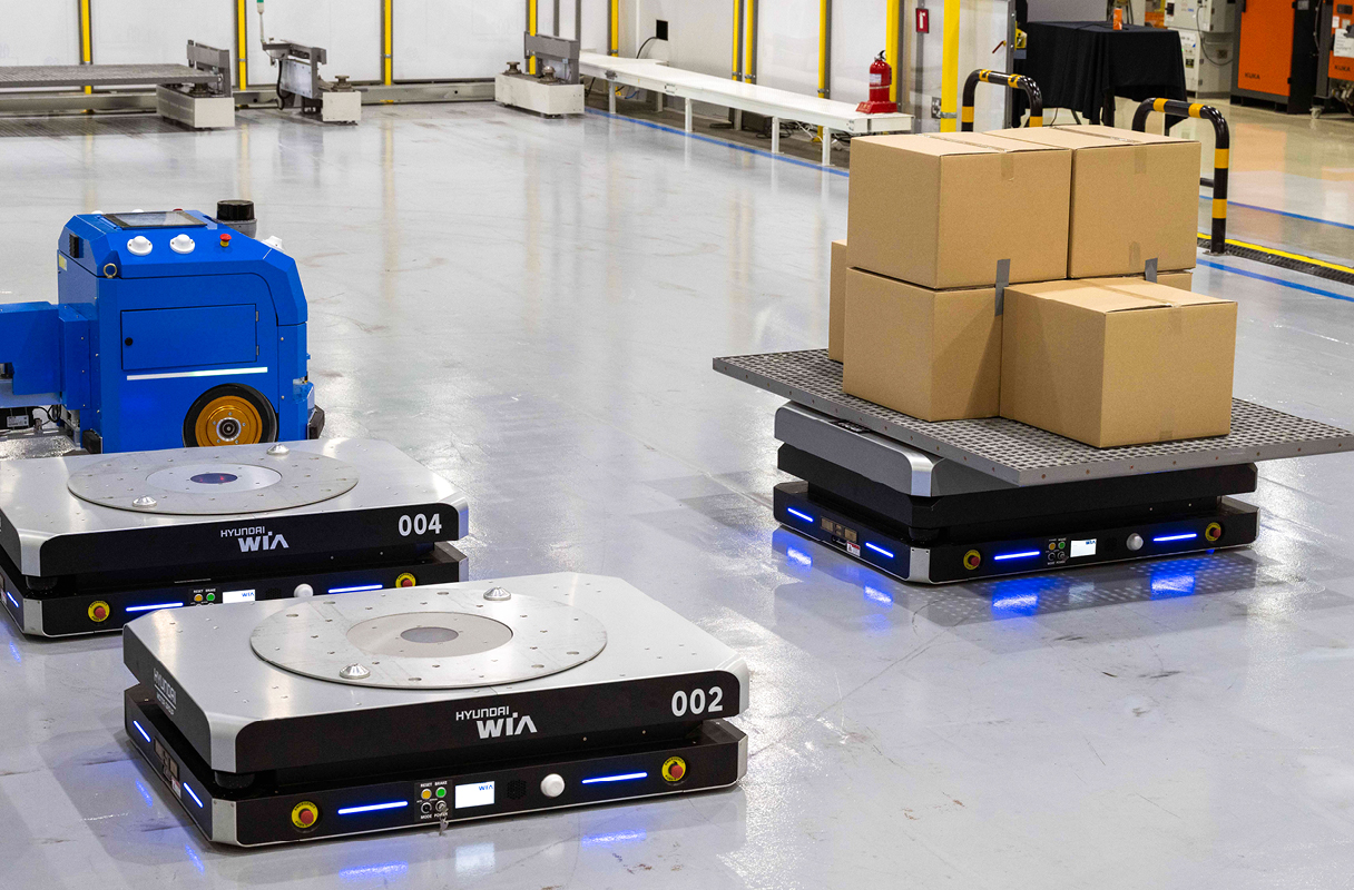 AMR이 화물을 실어나는 모습