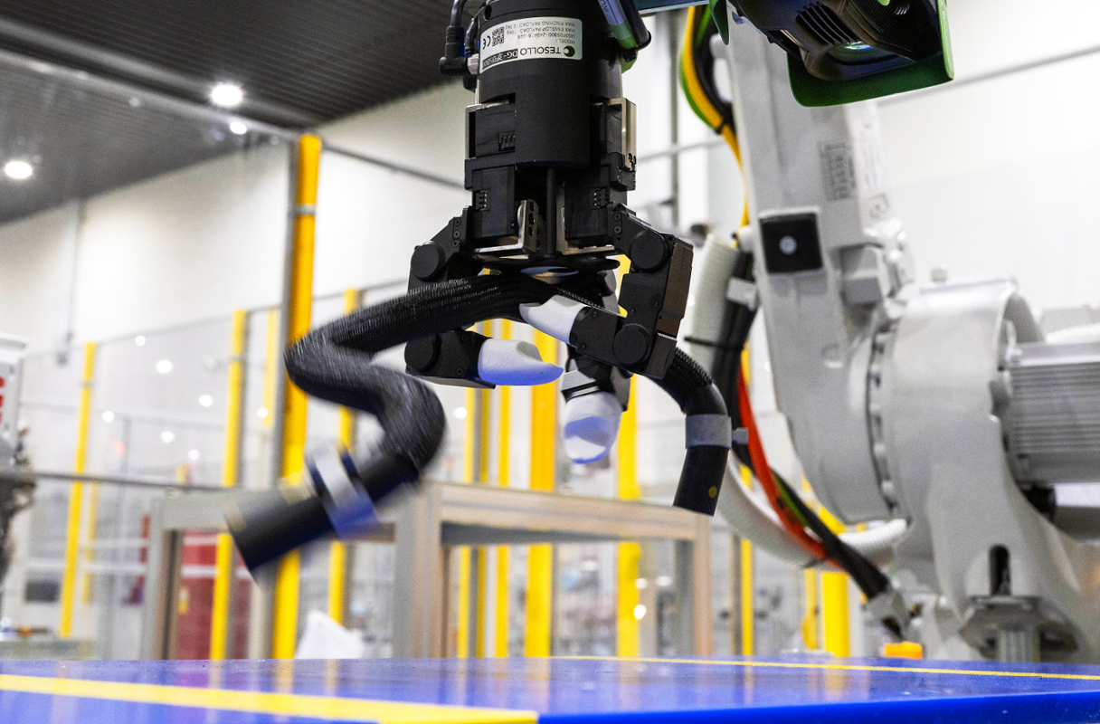 로봇이 호스를 집는 모습