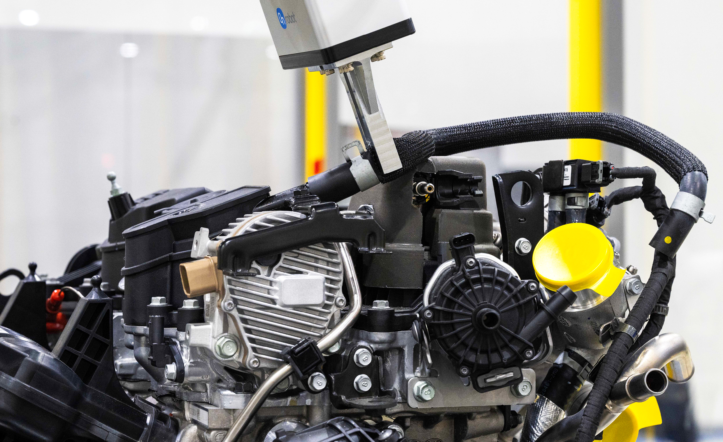 로봇이 호스를 조립하는 모습