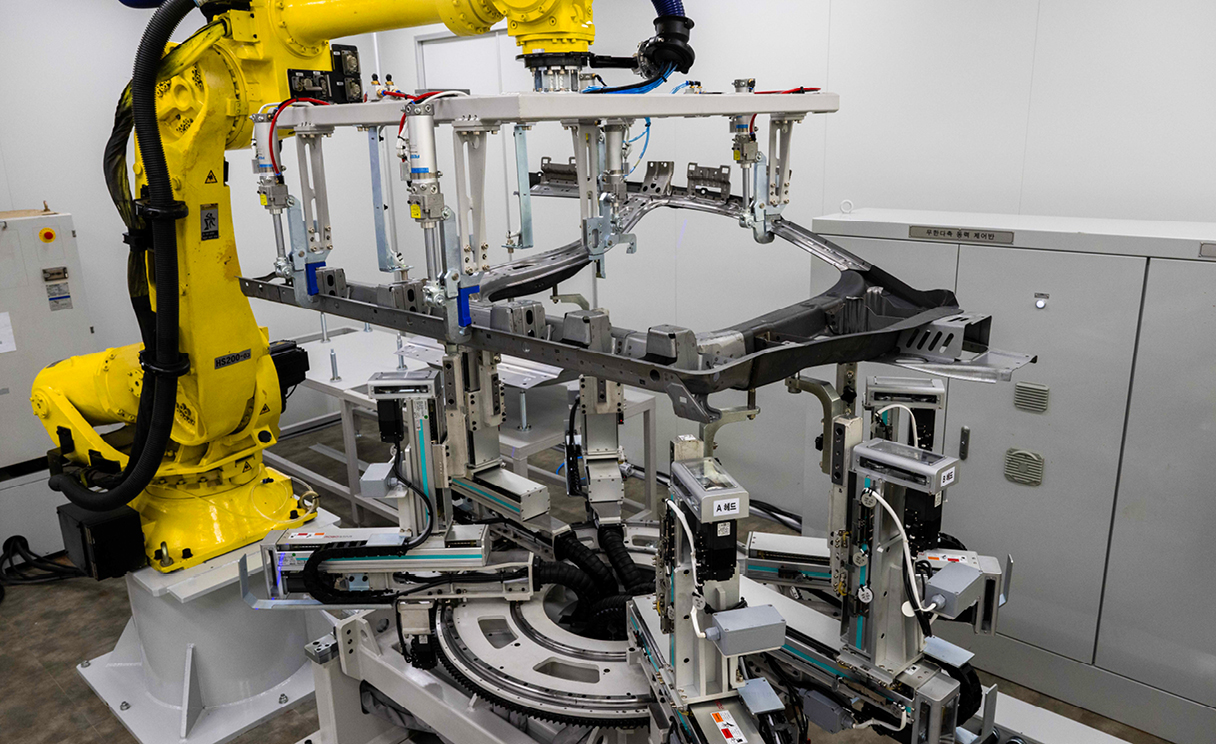 무한다축 홀딩픽스처가 차량 부품을 고정하는 모습