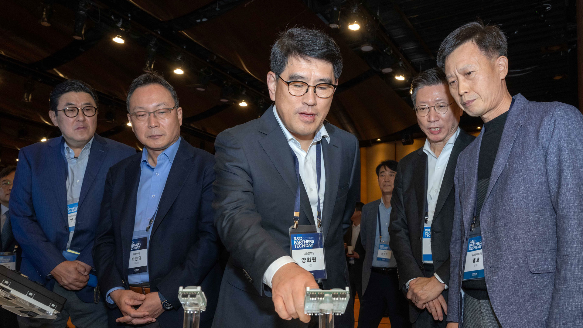 현대자동차·기아 R&D본부장 양희원 사장(사진 중앙)이 최우수상 신기술 전시물을 살펴보고 있는 모습