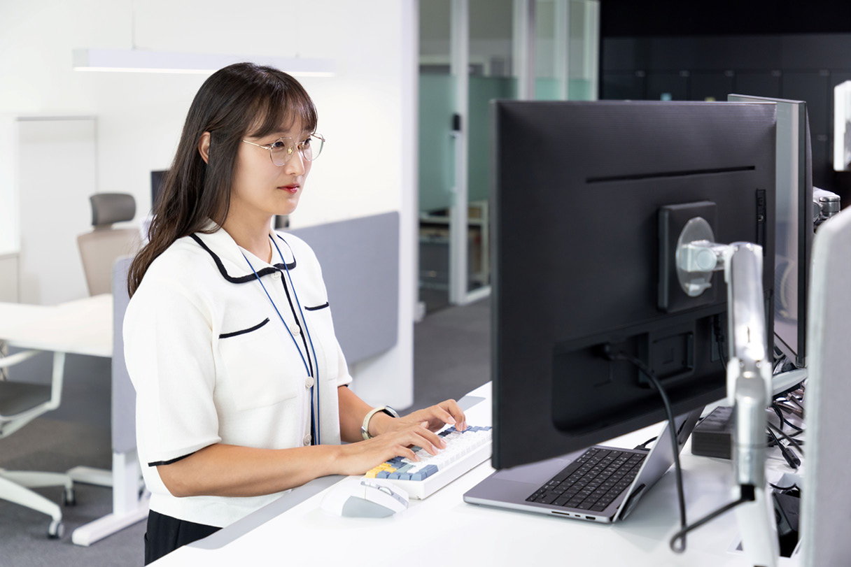 강진경 매니저가 업무 중인 모습