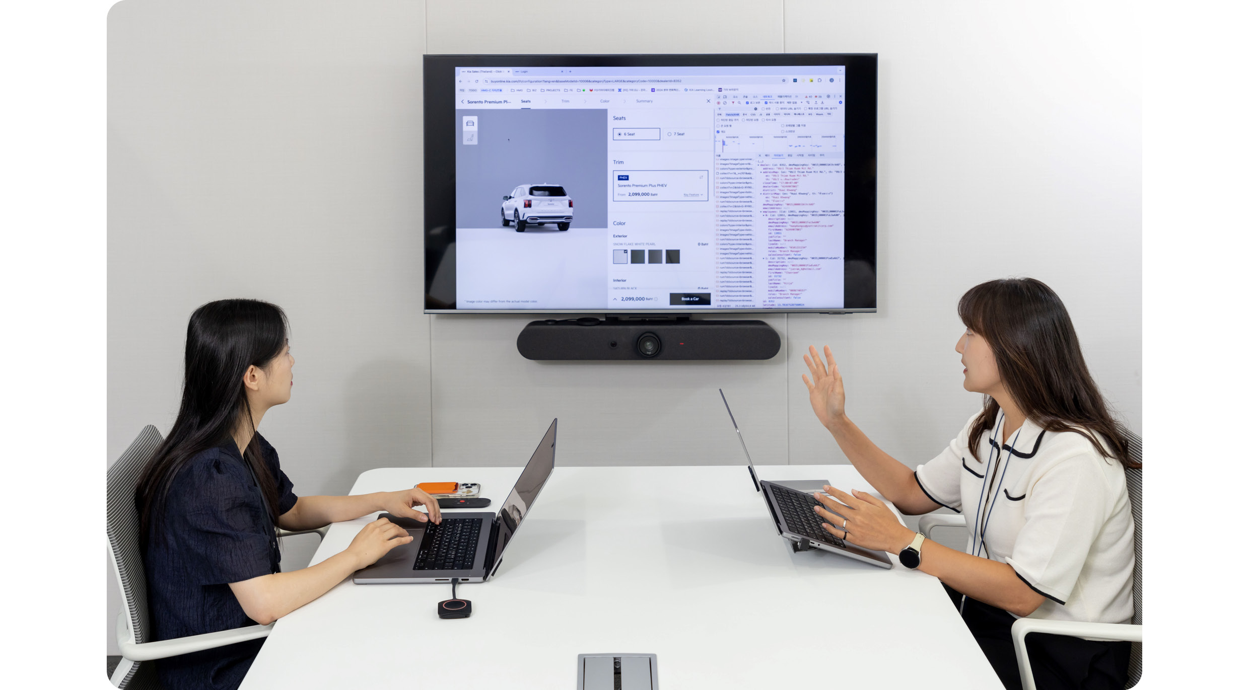 커머셜 플랫폼 개발자들이 회의 중인 모습