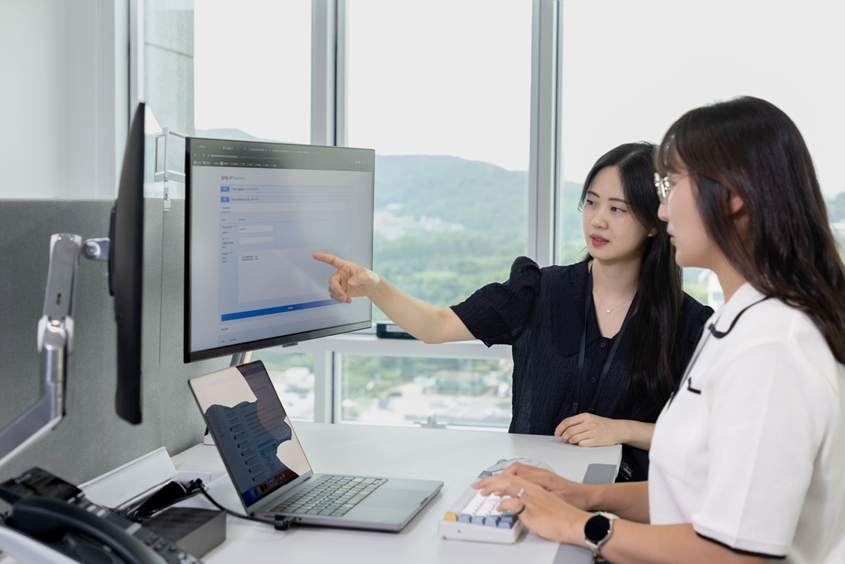 강진경, 신지은 매니저가 업무 중인 모습