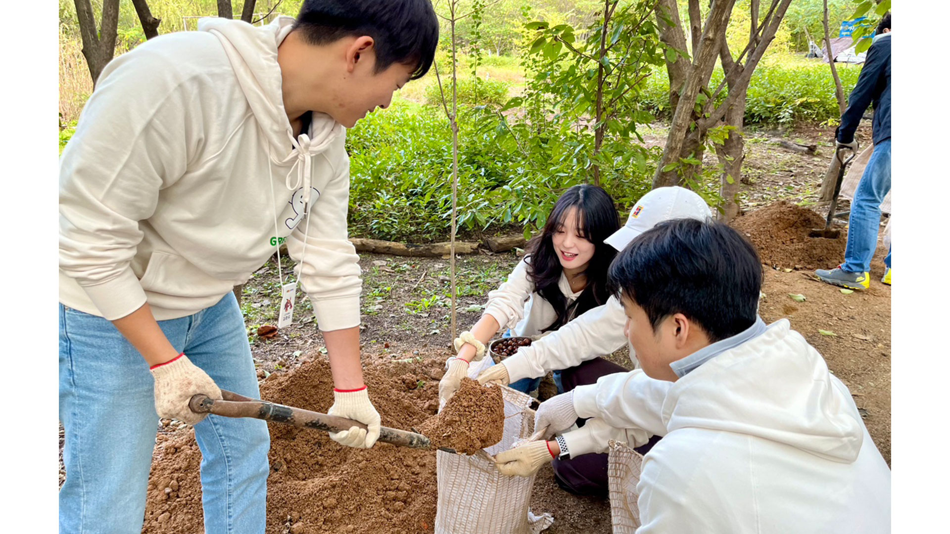 노을공원으로 떠난 현대캐피탈 임직원들, 나무 심으며 생태 복원에 힘써