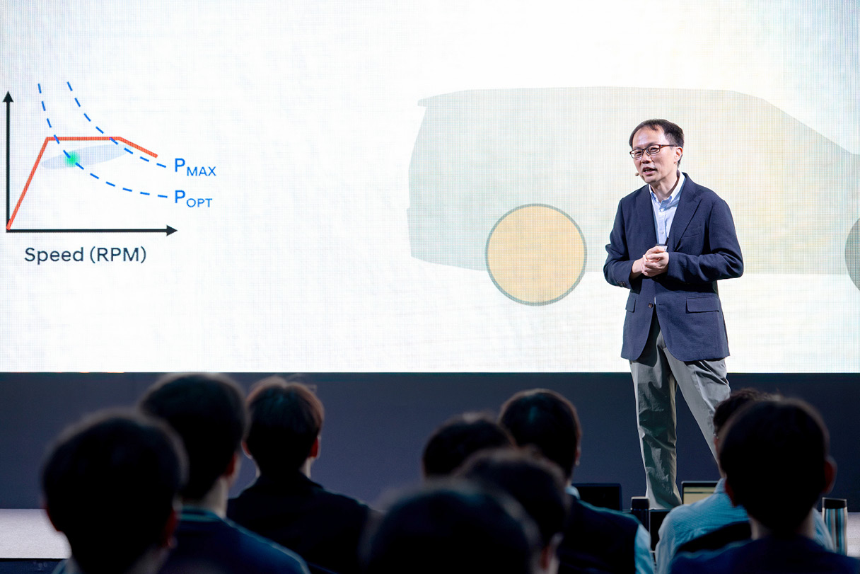 한동희 전무가 기조연설 중인 모습