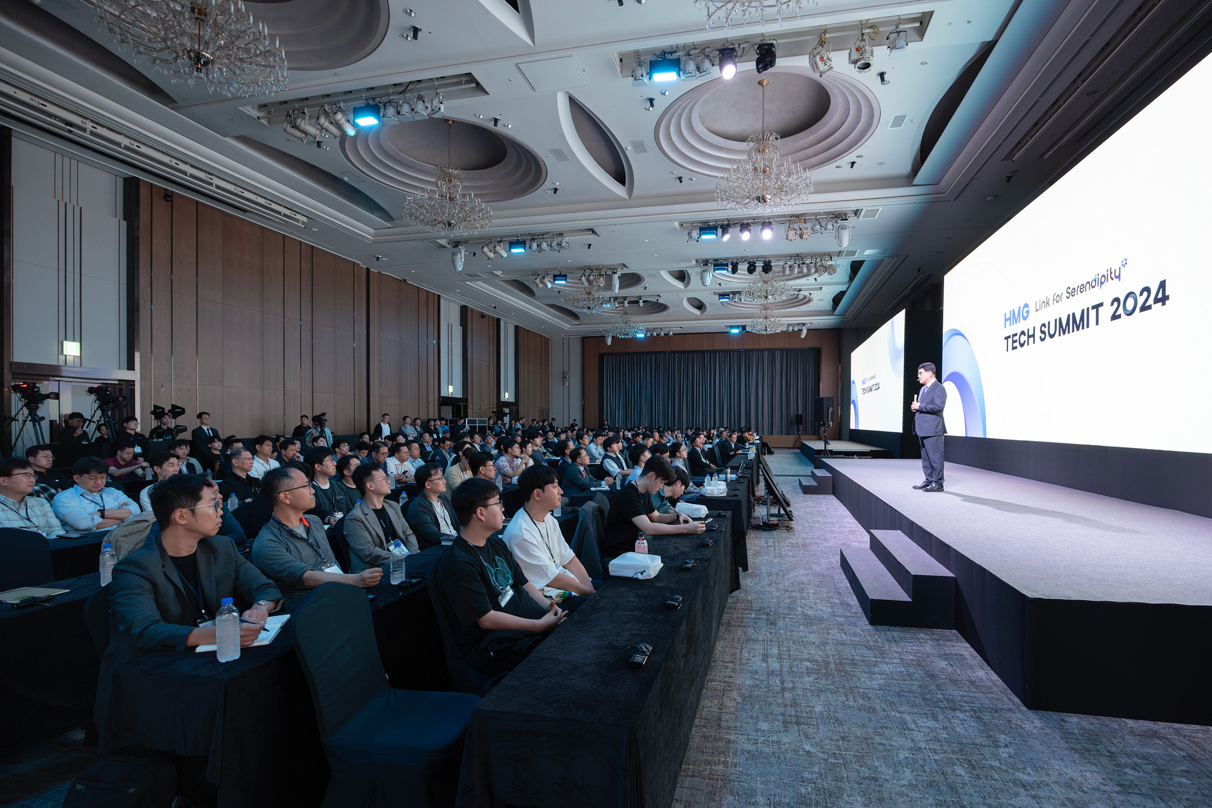 HMG 테크 서밋에서 발표 중인 모습