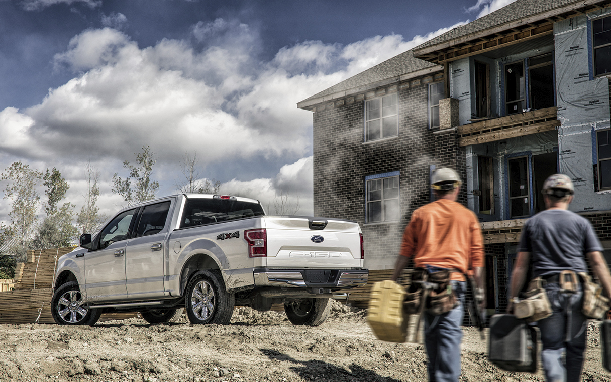 공사 현장에서 활용되는 픽업 트럭