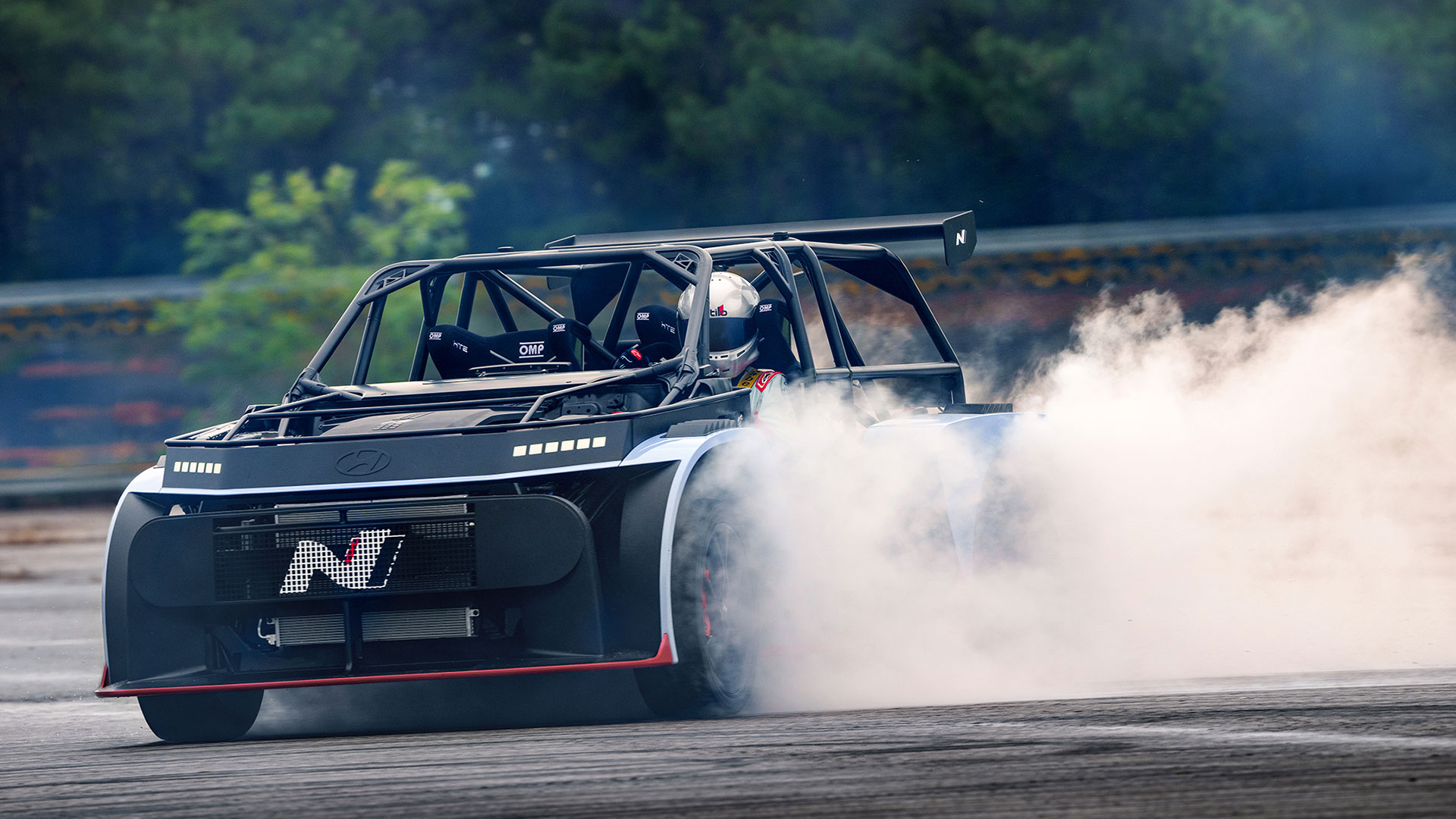 주행 중인 RN24가 드리프트를 하고 있다.