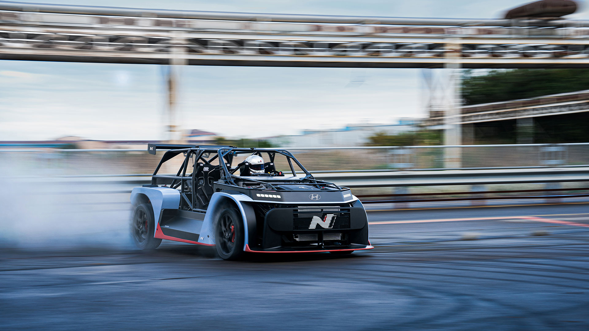 주행 중인 RN24가 드리프트를 하고 있다.