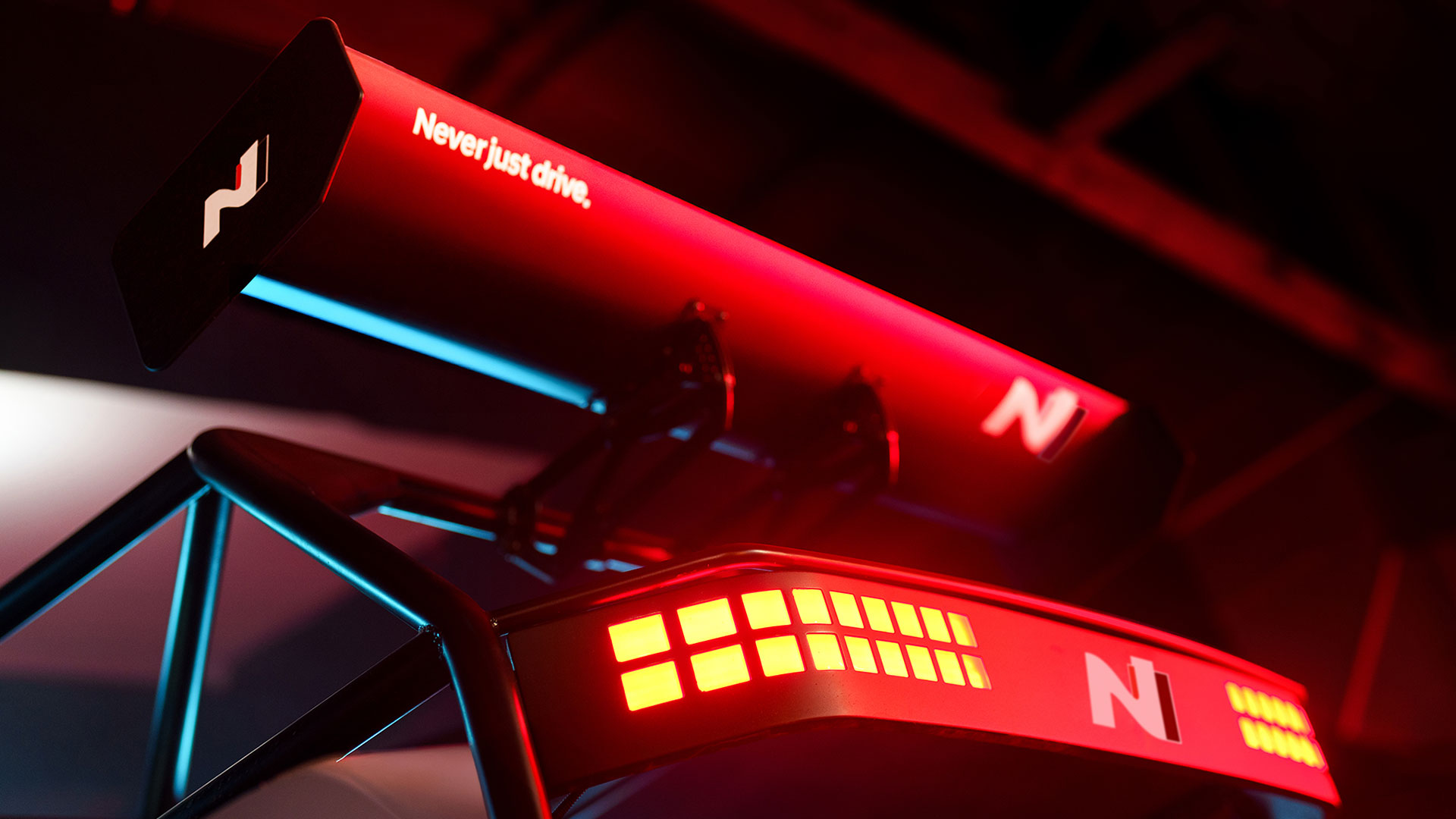 RN24의 후미등(리어램프)와 리어 스포일러(공기 역학 측면에서 최적화를 위해 트렁크 위에 장착하는 장식 겸용 장치).