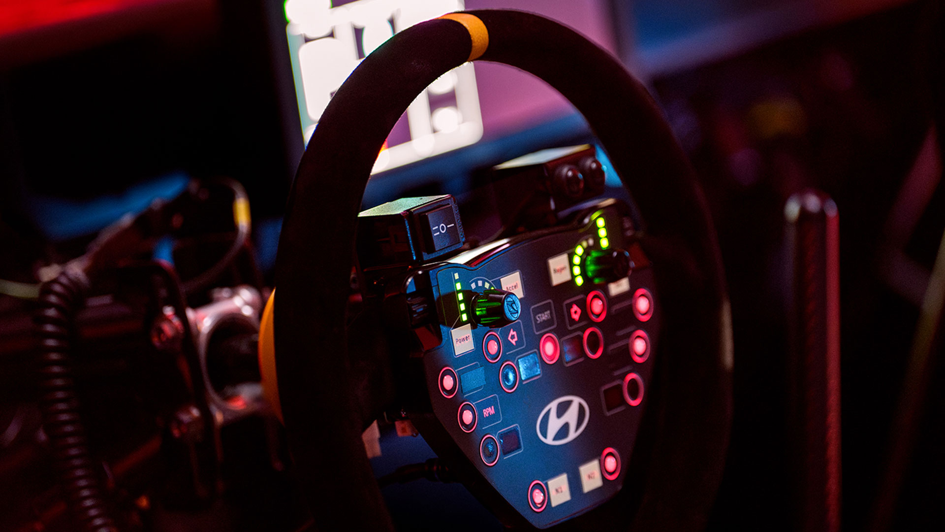 RN24의 운전대(스티어링 휠). 운전대에 있는 버튼을 누르면 출력, 가속 페달(액셀러레이터) 민감도, 회생 제동 민감도 등을 조절할 수 있다.