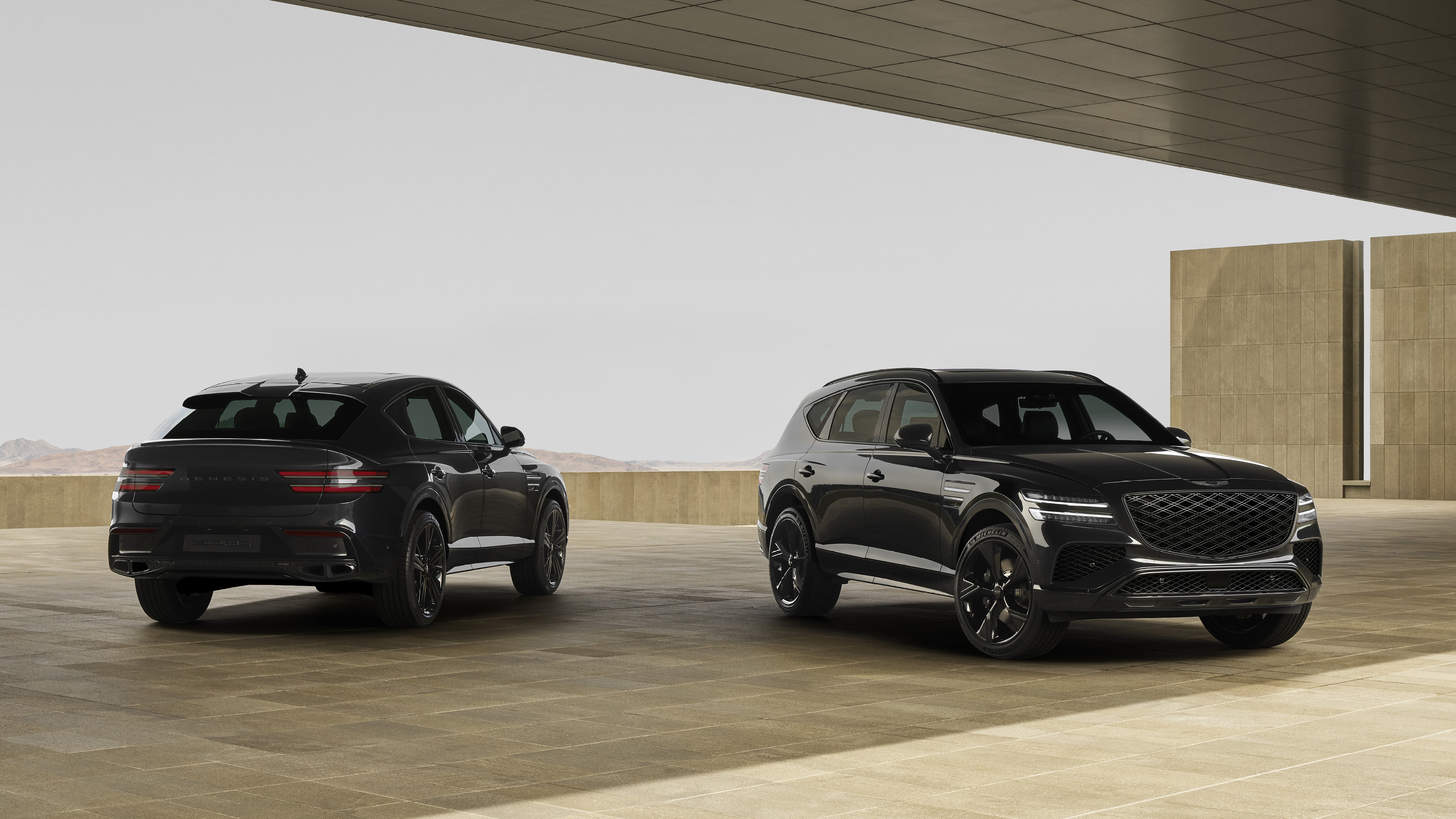 제네시스 G80 블랙 2대가 서 있다