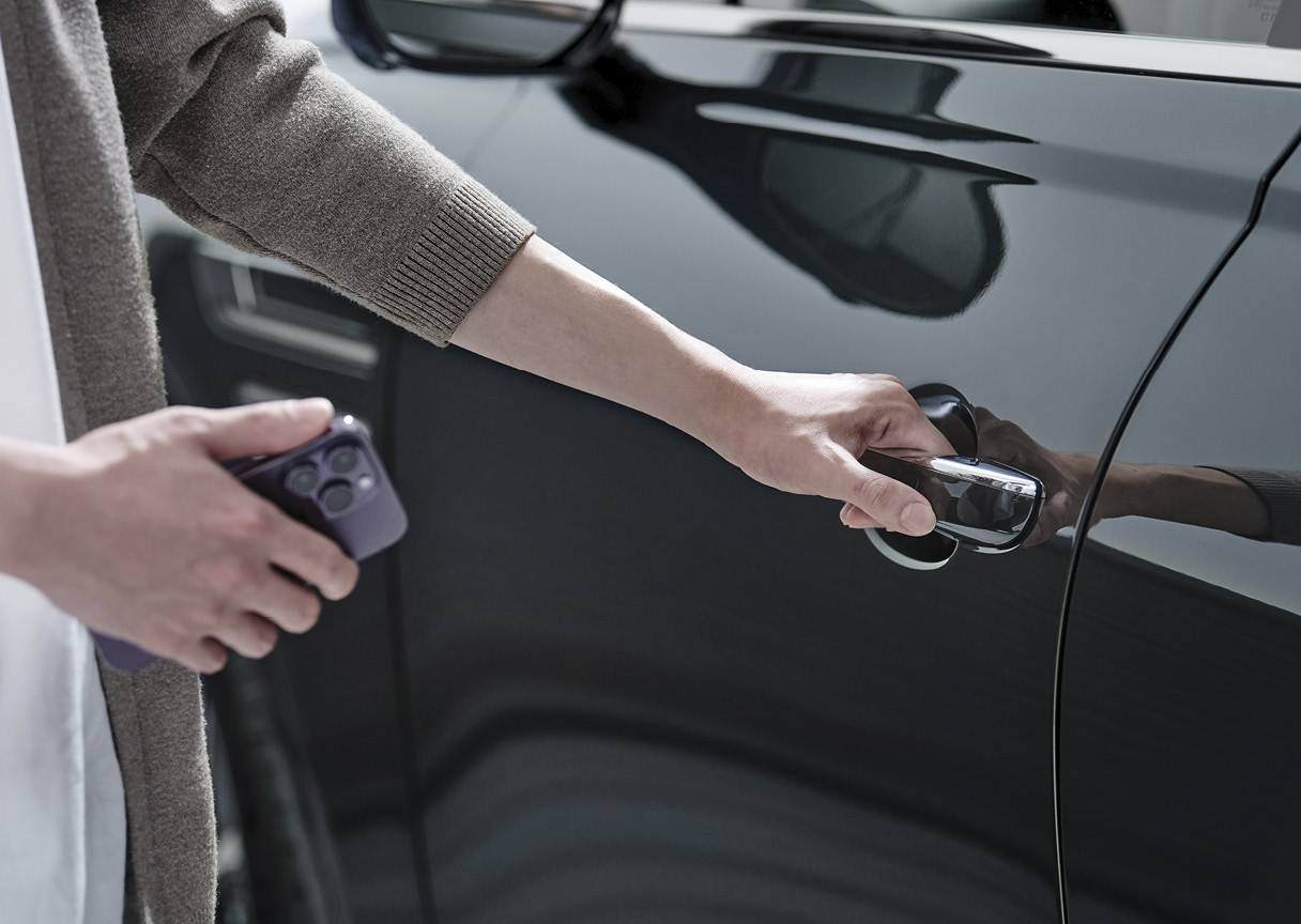 디지털 키를 작동하는 모습