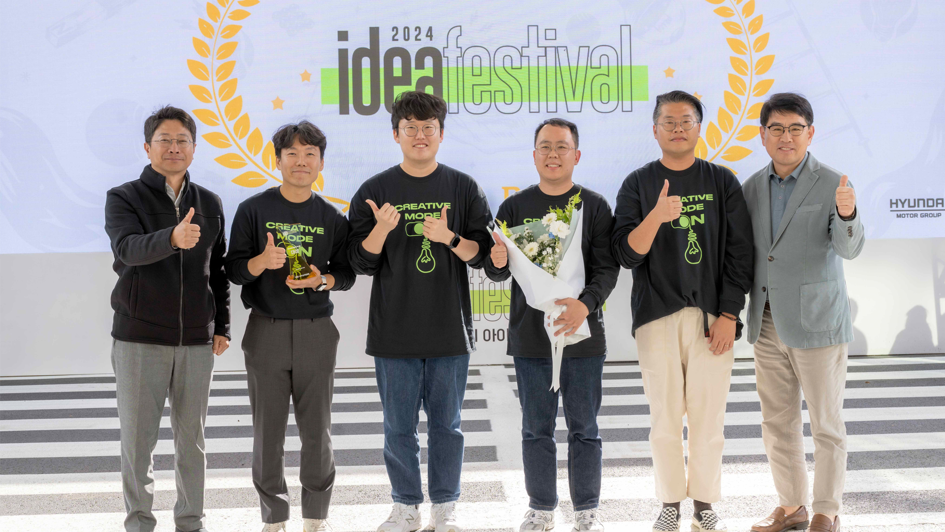 현대자동차·기아 R&D본부장 양희원 사장(사진 우측)과 연구개발지원사업부장 권오성 상무(사진 좌측)가 대상을 수상한 ‘EAI’팀과 기념 촬영하는 모습