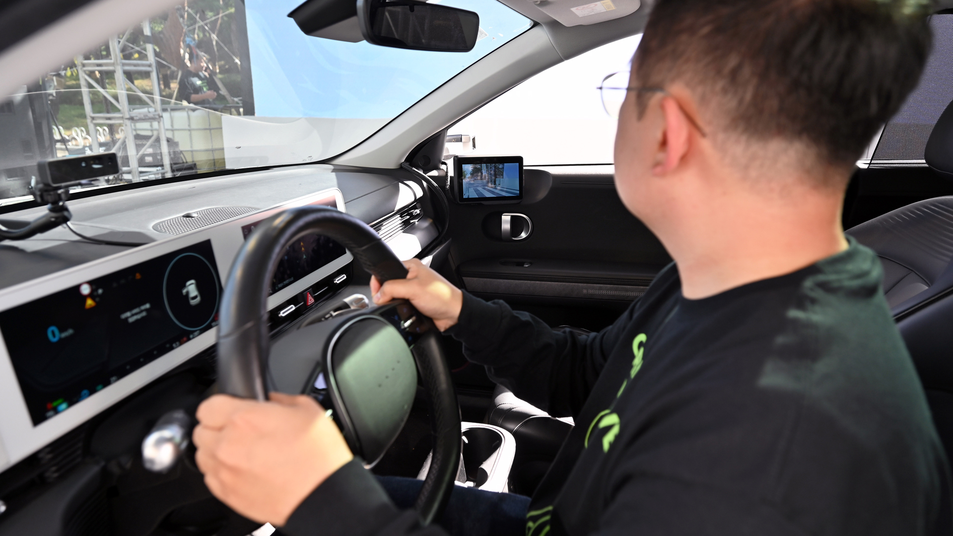 대상 수상팀인 ‘EAI’팀이 액티브 디지털 사이드미러(ADSM: Active Digital Side Mirror)’를 시연하는 모습