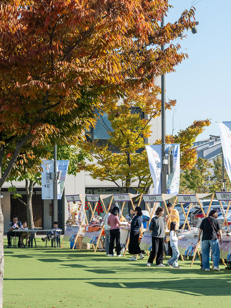다문화 배경을 가진 이들이 개성을 살려 준비한 상품을 둘러볼 수 있는 ‘다문화 플리마켓’ 현장