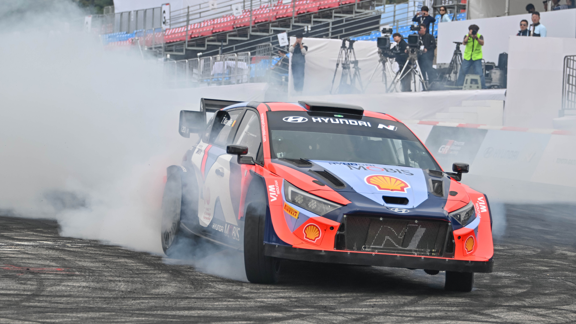 『현대 N x 토요타 가주 레이싱 페스티벌』 현장에서 ‘i20 N Rally 1 하이브리드’가 드리프트 주행을 펼치고 있다. / 사진=현대자동차 제공