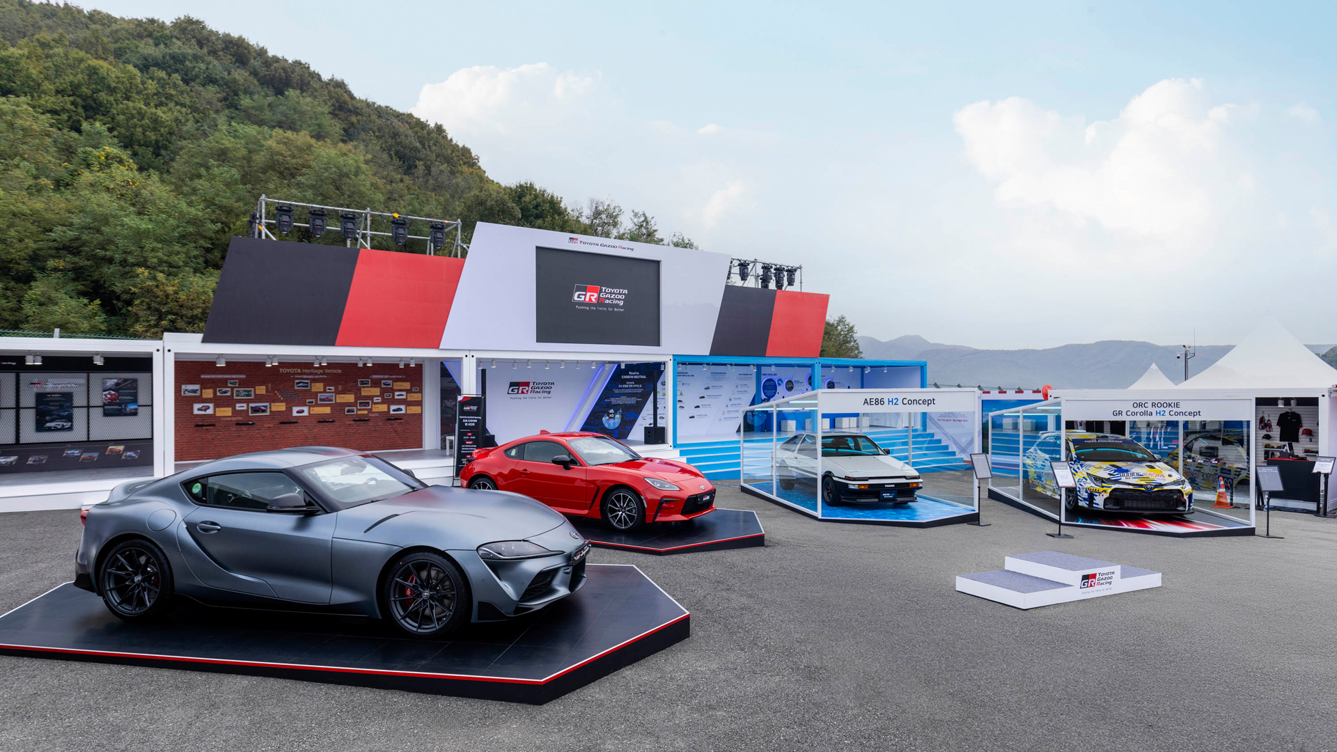 『현대 N x 토요타 가주 레이싱 페스티벌』 내 토요타 가주 레이싱 부스 (왼쪽부터 GR Supra, GR 86, AE86 H2 콘셉트, ORC 루키 GR 코롤라 H2 콘셉트) / 사진=한국토요타 제공