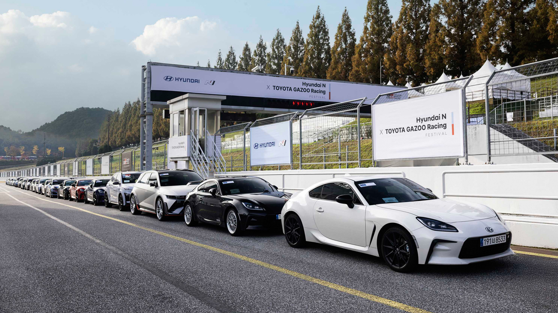 『현대 N x 토요타 가주 레이싱 페스티벌』 트랙 데이에 참가하는 토요타 GR 차량들이 도열해있다. / 사진=한국토요타 제공