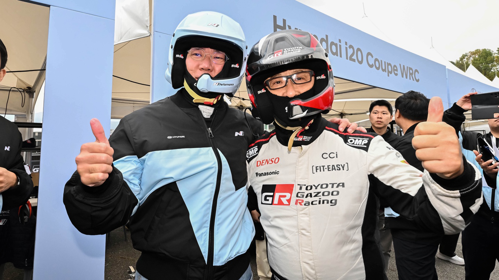 『현대 N x 토요타 가주 레이싱 페스티벌』에서 쇼런을 앞두고 함께 사진을 촬영하고 있는 정의선 회장과 토요다 아키오 회장 / 사진=현대자동차 제공