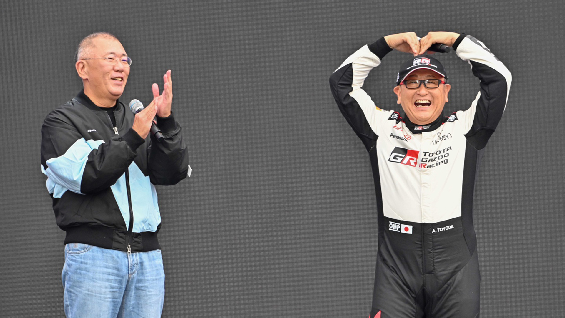 『현대 N x 토요타 가주 레이싱 페스티벌』에서 쇼런을 마치고 메인 스테이지에 올라 관람객들에게 인사하는 정의선 회장과 토요다 아키오 회장 / 사진=현대자동차 제공