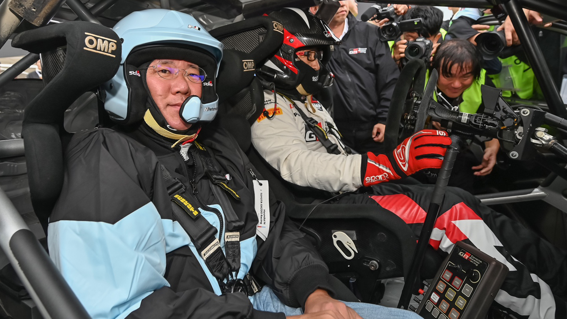 『현대 N x 토요타 가주 레이싱 페스티벌』에서 토요타 가주 레이싱의 WRC용 경주차인 ‘GR 야리스 랠리 1 하이브리드’ 차량에 동승한 정의선 회장과 토요다 아키오 회장 / 사진=현대자동차 제공