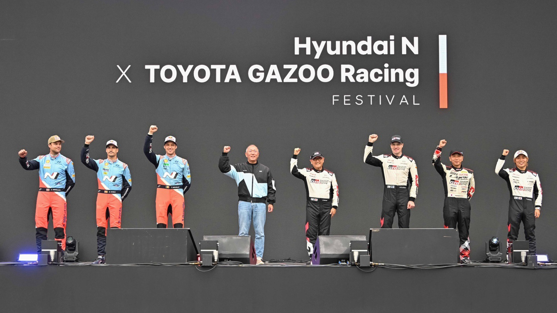 『현대 N x 토요타 가주 레이싱 페스티벌』에서 정의선 회장, 토요다 아키오 회장, 양사 드라이버들이 관람객들에게 인사하고 있다. / 사진=현대자동차 제공