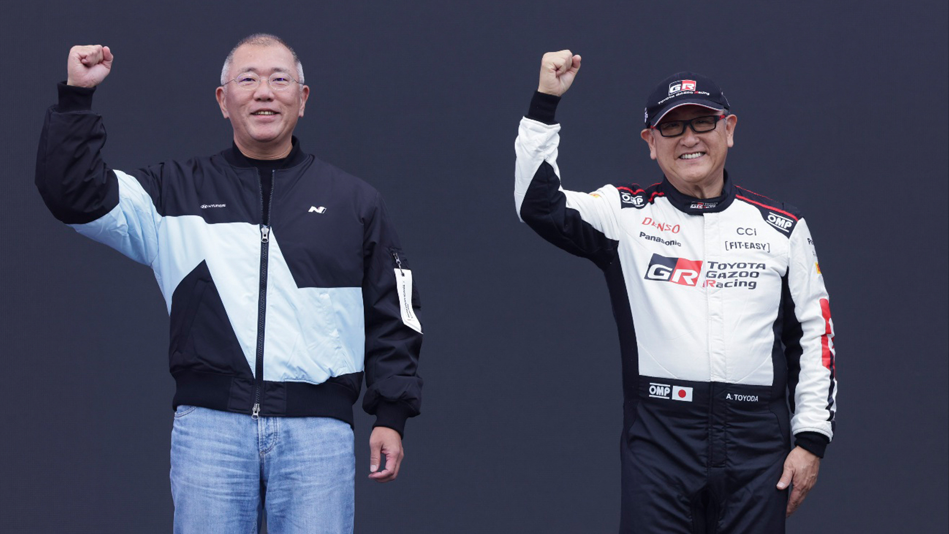 토요다 아키오 회장과 정의선 회장이『현대 N x 토요타 가주 레이싱 페스티벌』에서 기념 사진 촬영을 하고 있다. / 사진=한국토요타 제공