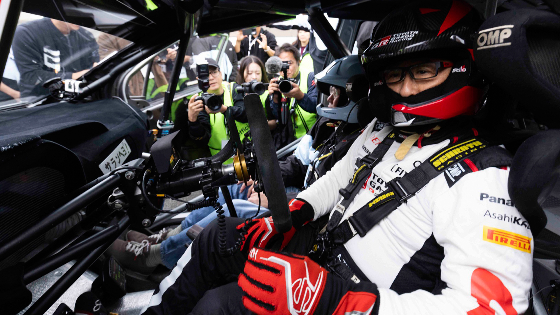 토요다 아키오 회장이 서비스 파크에서 쇼런을 준비하고 있다. / 사진=한국토요타 제공