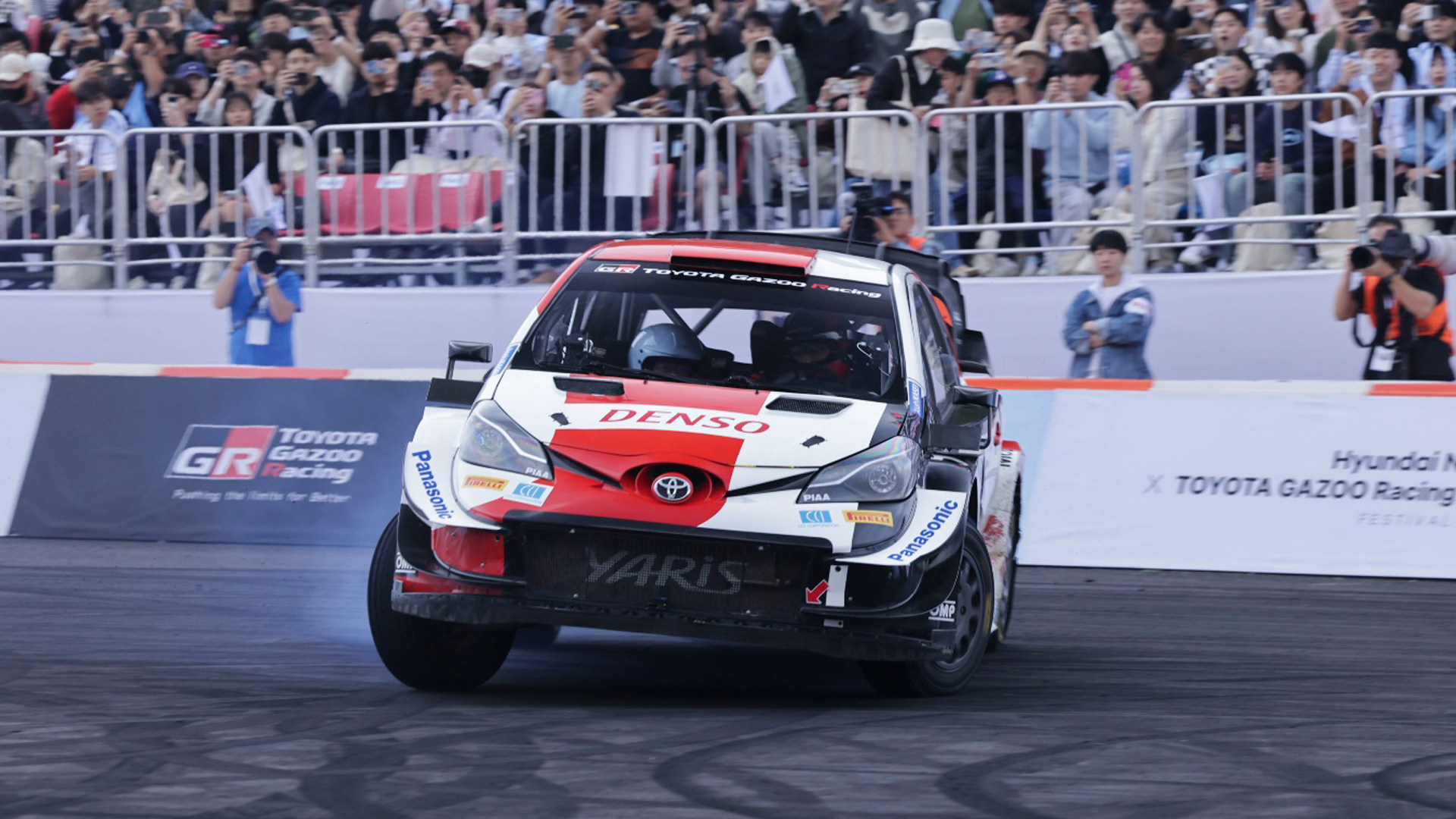 토요다 아키오 회장이 야리스 WRC에 동승한 정의선 회장과 함께 드리프트 묘기를 선보이며 쇼런을 하고 있다. / 사진=한국토요타 제공