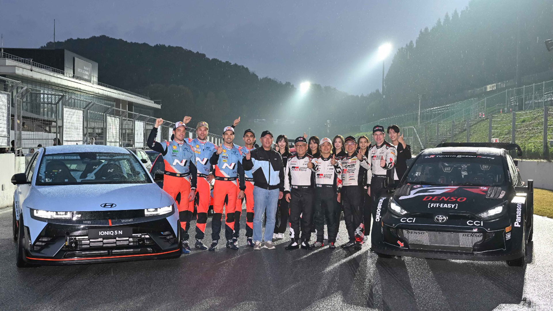 정의선 회장과 토요다 아키오 회장이 퍼레이드 랩에 앞서 양사 드라이버들과 기념 촬영을 하고 있는 모습 / 사진=현대자동차 제공