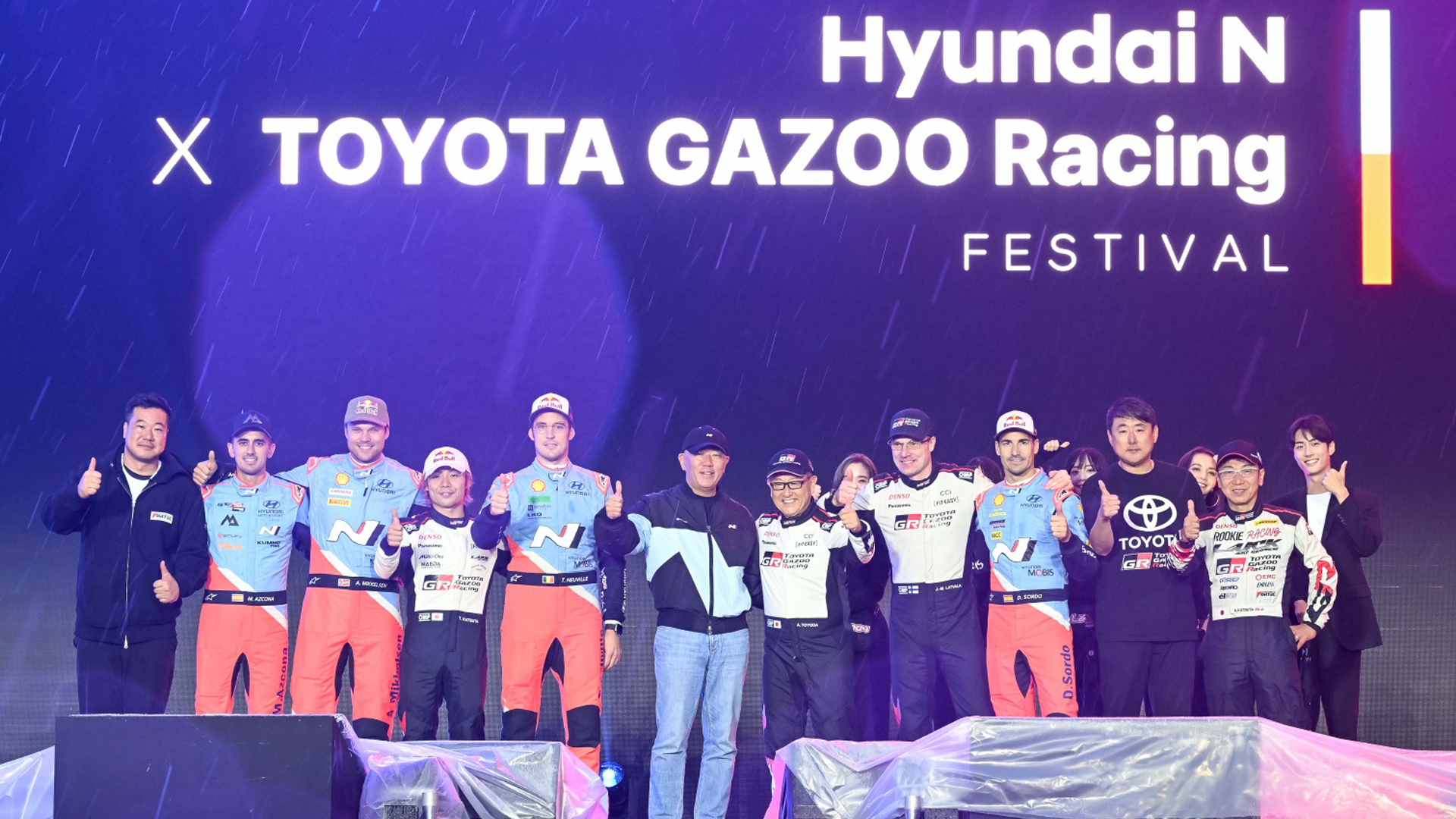 정의선 회장과 토요다 아키오 회장이 짐카나 참가자들과 함께 기념 촬영을 하고 있는 모습 / 사진=현대자동차 제공