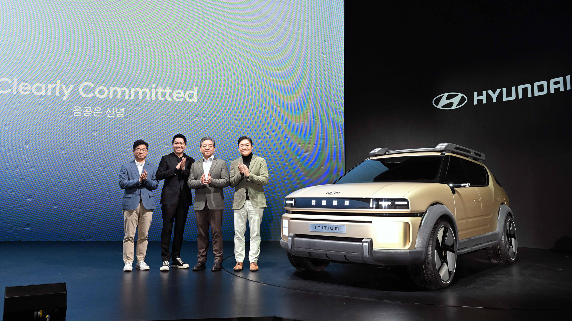 31일(목) 현대 모터스튜디오 고양에서 진행된 'Clearly Committed: 올곧은 신념' 행사에서 기념 사진을 촬영하고 있는 모습