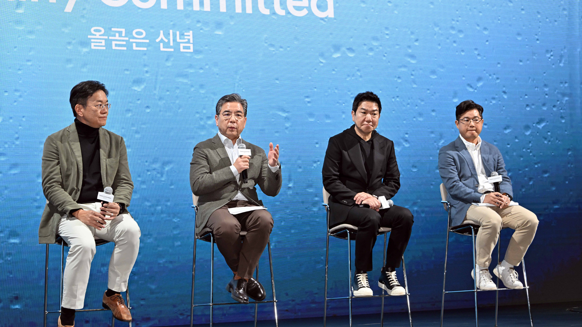 31일(목) 현대 모터스튜디오 고양에서 진행된 'Clearly Committed: 올곧은 신념' 발표회 현장 (왼쪽부터) 현대자동차 전동화에너지솔루션담당 김창환 전무, 장재훈 사장, 현대제네시스글로벌디자인담당 이상엽 부사장, 차량개발2담당 정진환 전무