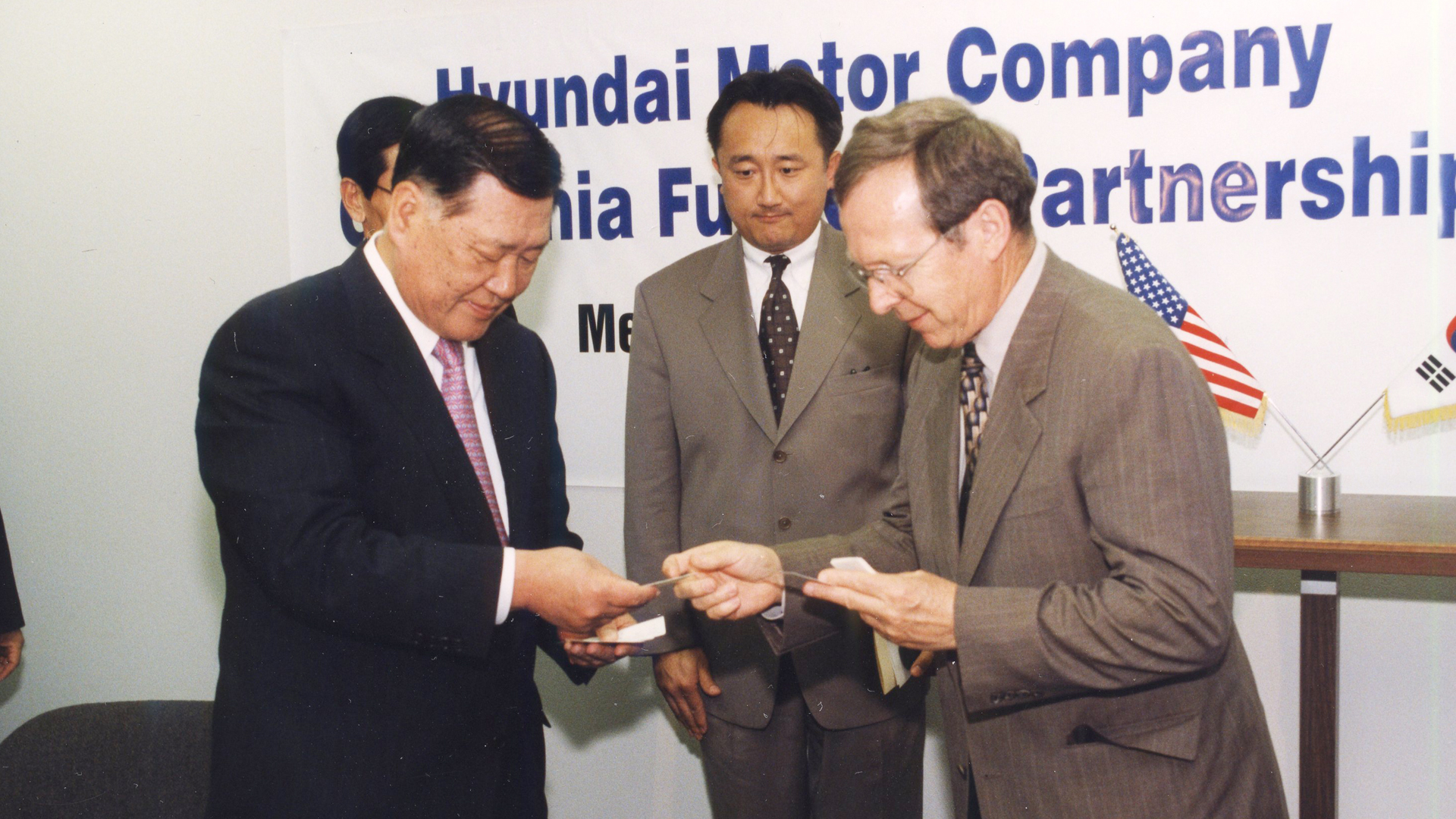 2000년 캘리포니아 연료전지 파트너십(CaFCP)을 체결하는 정몽구 현대차그룹 명예회장