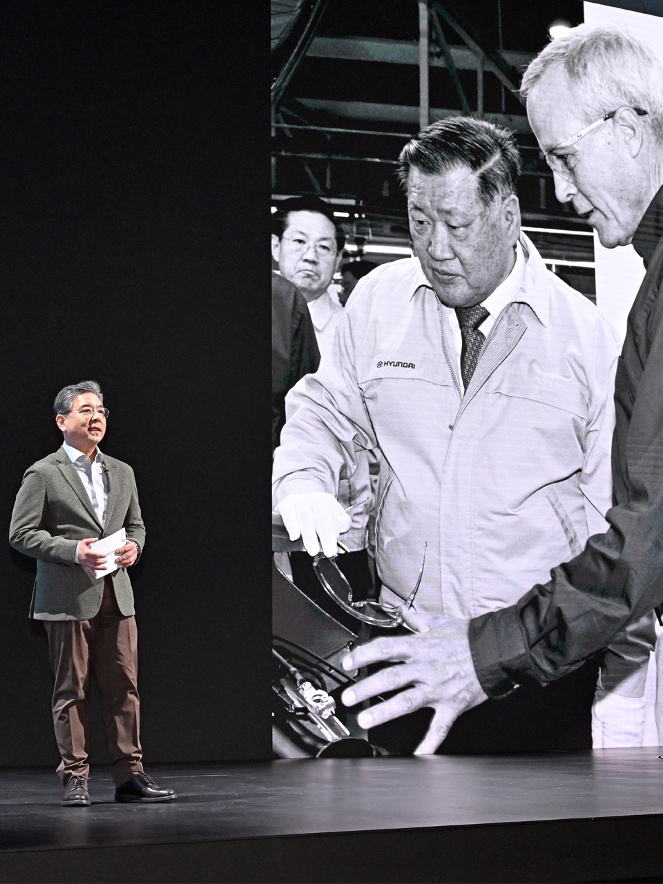 Hyundai Motor Group Honorary Chairman Mong-Koo Chung encouraged researchers at Mabuk Environmental Technology R&D Center to push the boundaries of developing hydrogen fuel cell vehicles.
