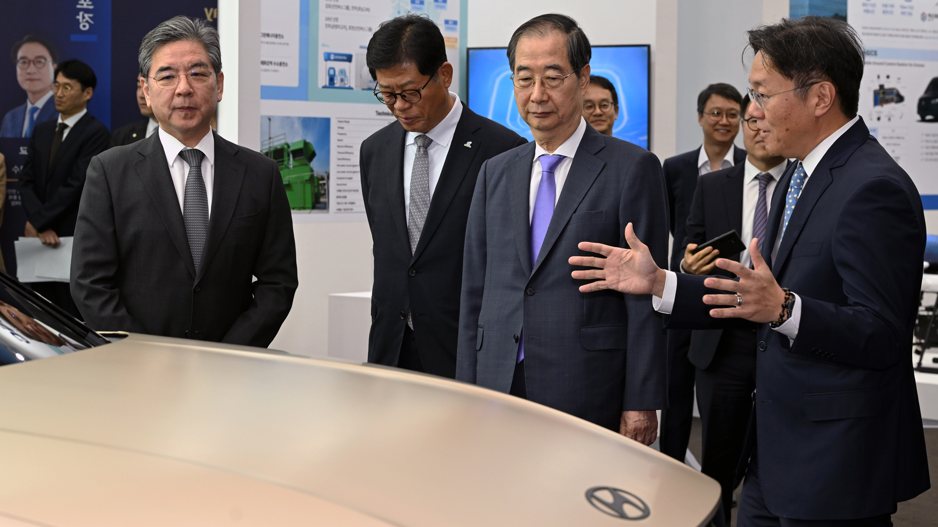 (왼쪽부터) 현대자동차 장재훈 사장, 김재홍 한국수소연합 회장, 한덕수 국무총리, 현대자동차 전동화에너지솔루션 담당 김창환 전무가 ‘제3회 수소의 날’ 기념식에 전시된 현대자동차의 수소전기차 콘셉트카 ‘이니시움’을 살펴보고 있다