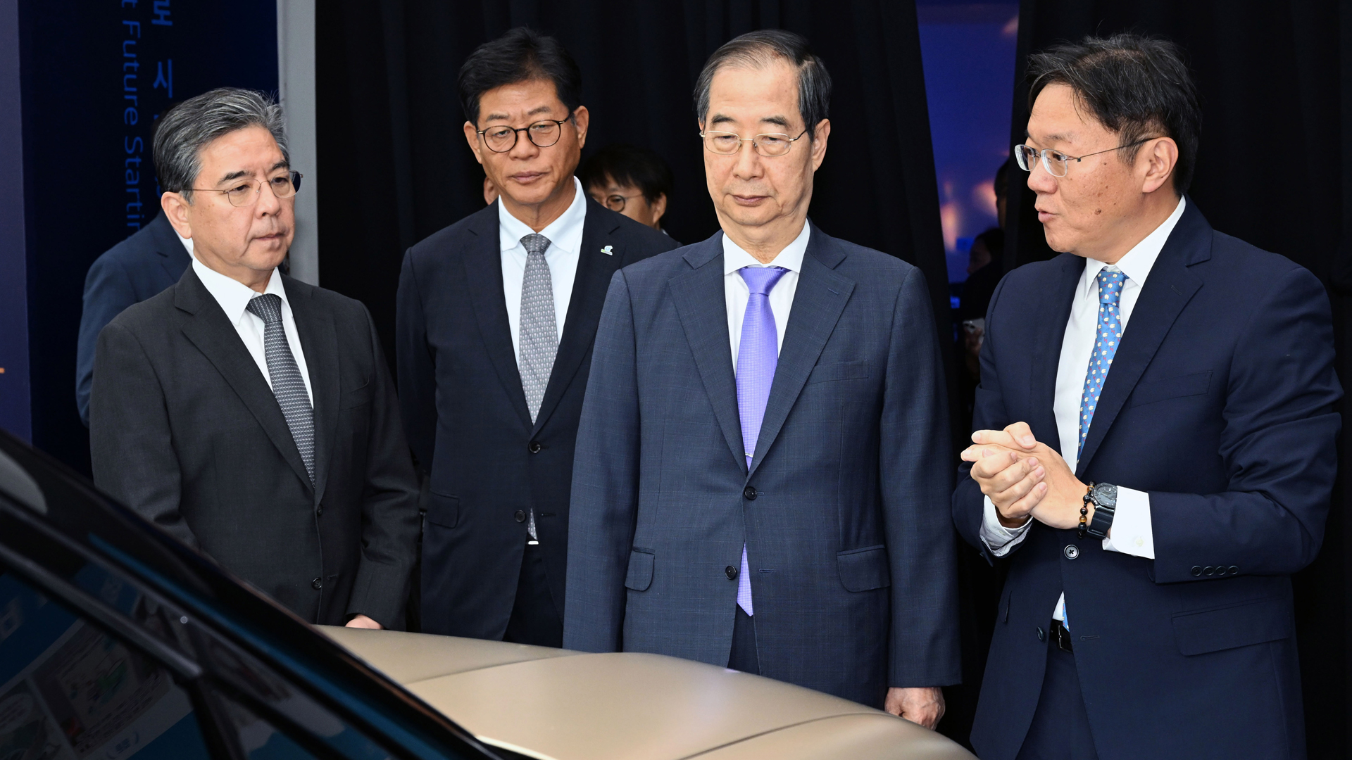 (왼쪽부터) 현대자동차 장재훈 사장, 김재홍 한국수소연합 회장, 한덕수 국무총리, 현대자동차 전동화에너지솔루션 담당 김창환 전무가 ‘제3회 수소의 날’ 기념식에 전시된 현대자동차의 수소전기차 콘셉트카 ‘이니시움’을 살펴보고 있다