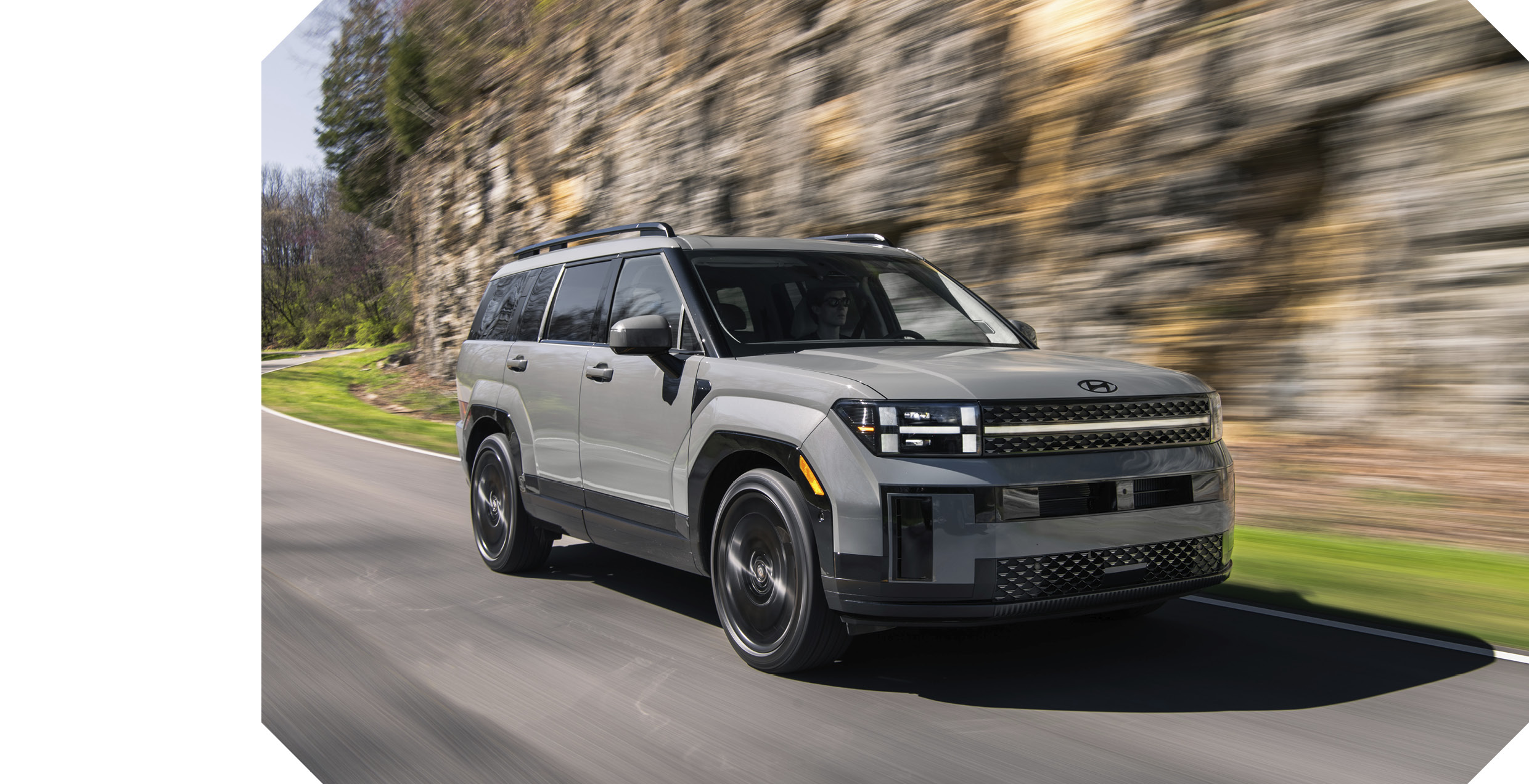 현대자동차 싼타페의 주행 모습